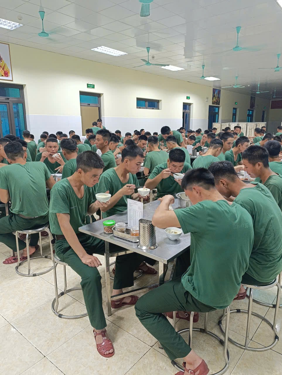 Các suất ăn đảm bảo đầy đủ dưỡng chất cho các chiến sĩ tham gia tập luyện