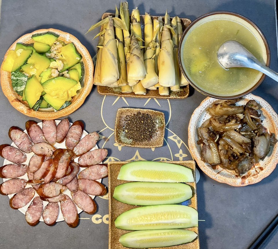 Măng lay luộc, Bí xào tôm, Lạp sườn, Thịt lợn đen rang cháy cạnh, Dưa chuột