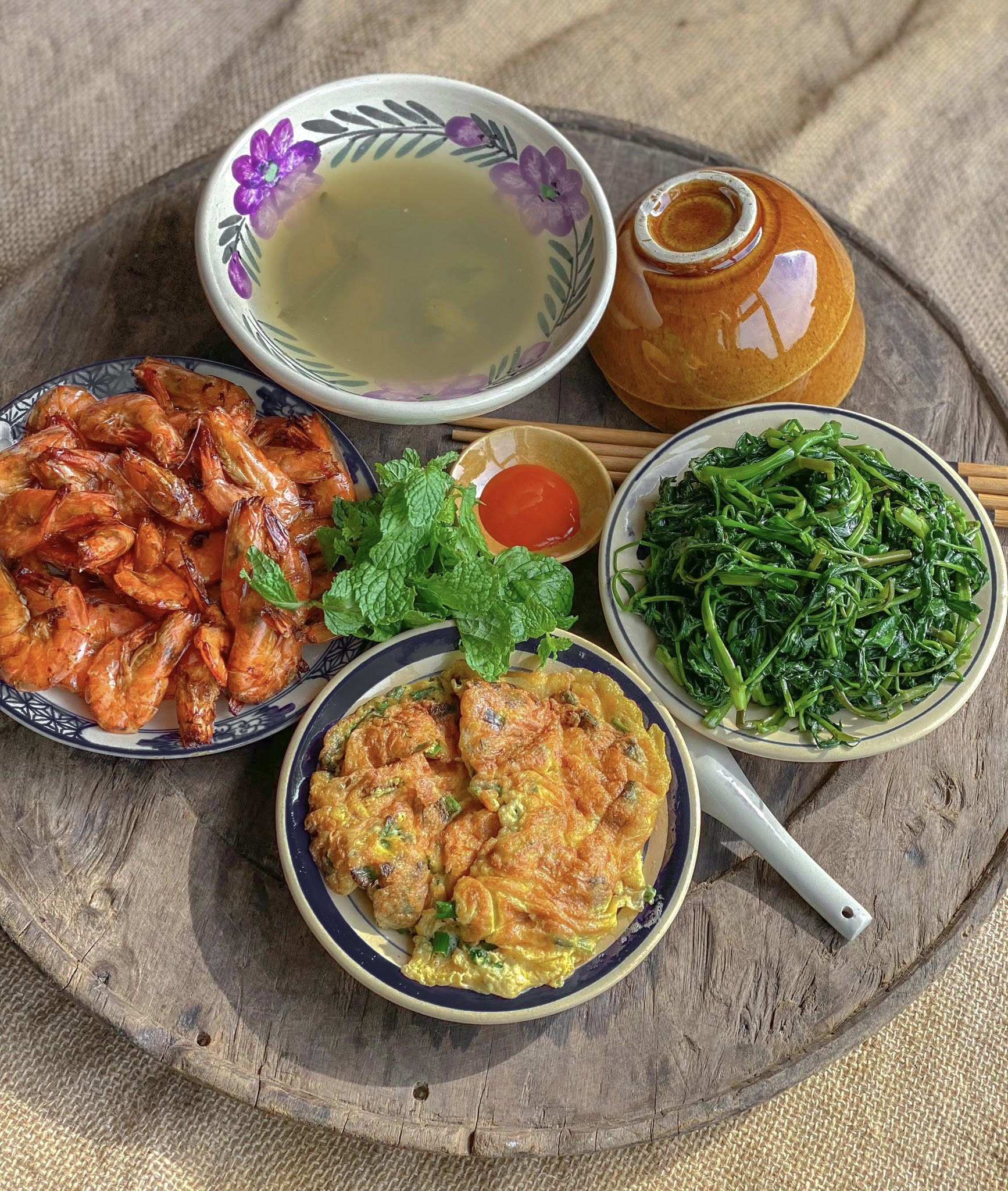 Tôm rang - Trứng rán - Rau muống xào - Canh rau muống dầm sấu