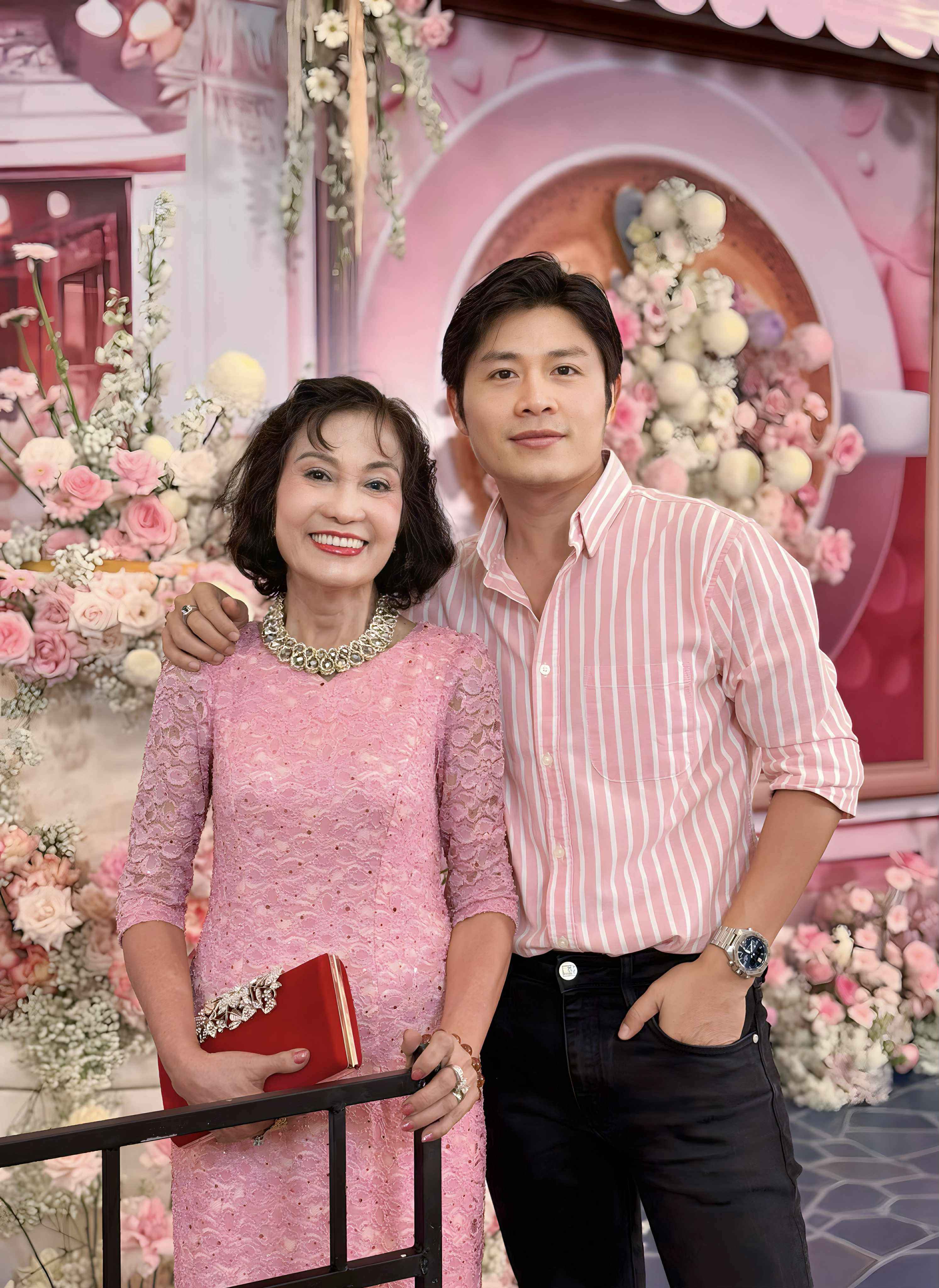 Với nam nhạc sĩ, mẹ là người phụ nữ tuyệt vời nhất.