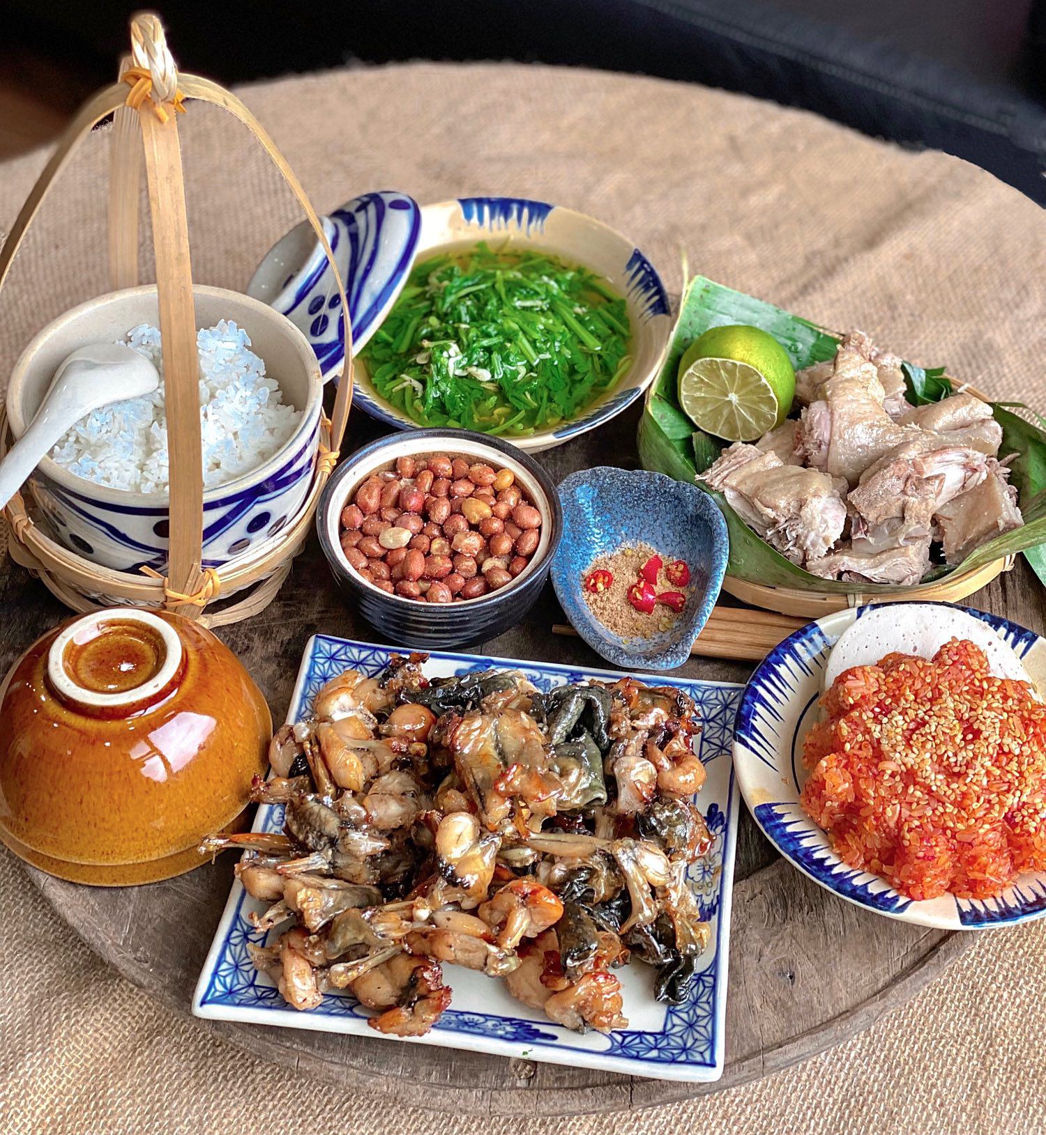 Ếch chua ngọt - Vịt luộc - Canh cải nấu tép - Lạc rang - Xôi gấc