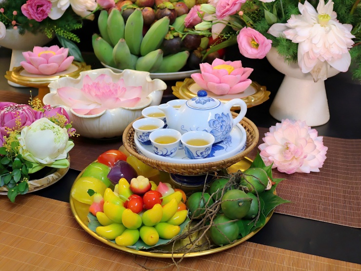 Bộ ấm chén men lam bày cùng trà sen trên mâm cúng – Sự giao thoa giữa truyền thống và tinh hoa nghệ thuật gốm Việt.