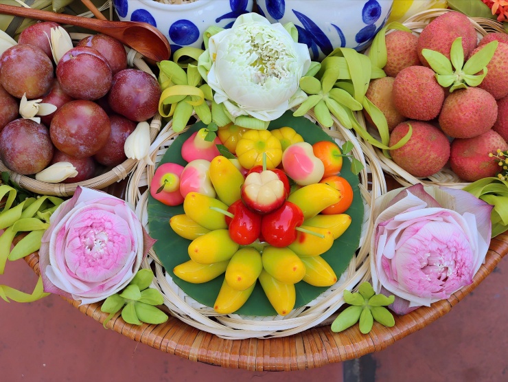 Mận hậu, vải thiều: hương vị ngọt lành, mang lời chúc an khang, đủ đầy cho gia đình.