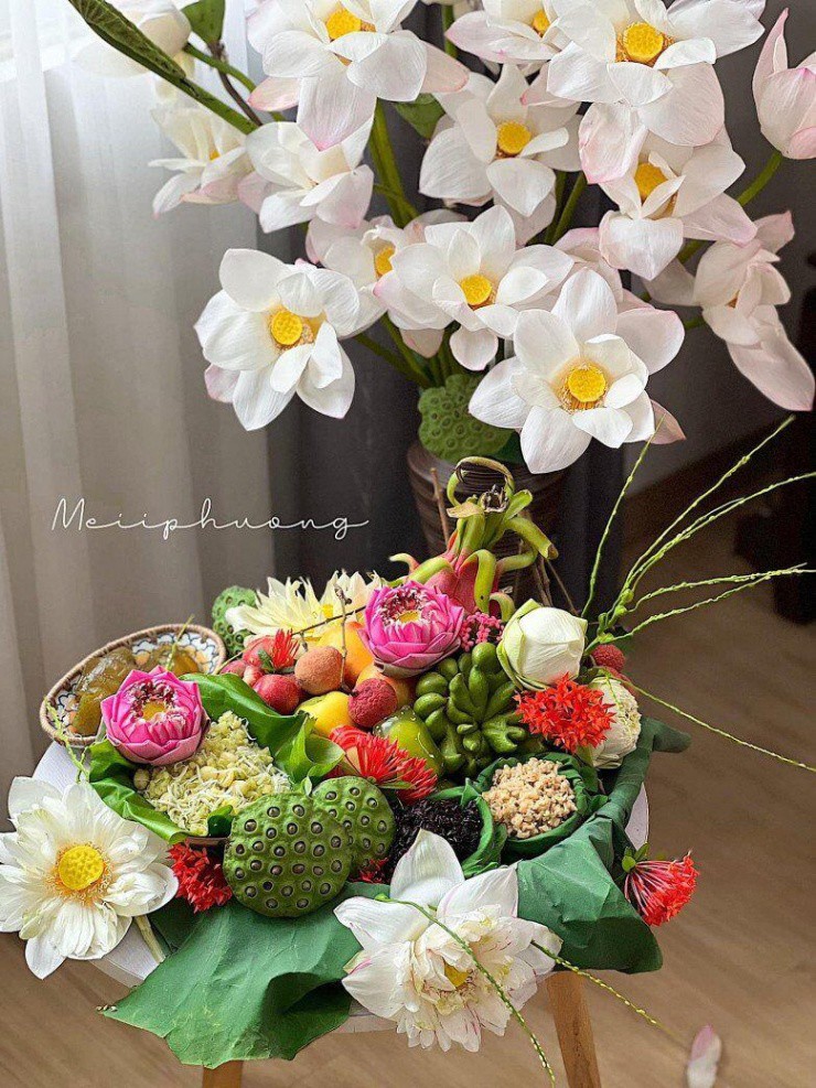 Mâm cỗ với trái cây mùa hè