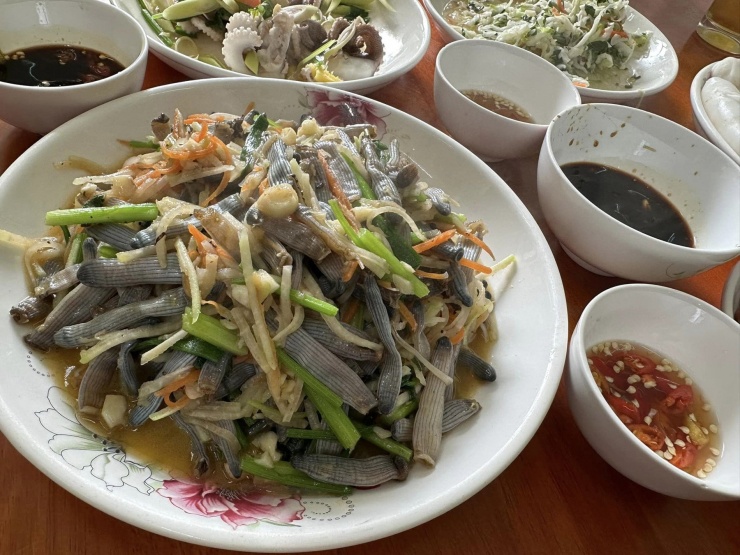 Bông thùa xào su hào là món ngon phổ biến, được đông đảo thực khách ưa chuộng. Ảnh: Lê Triều Dương