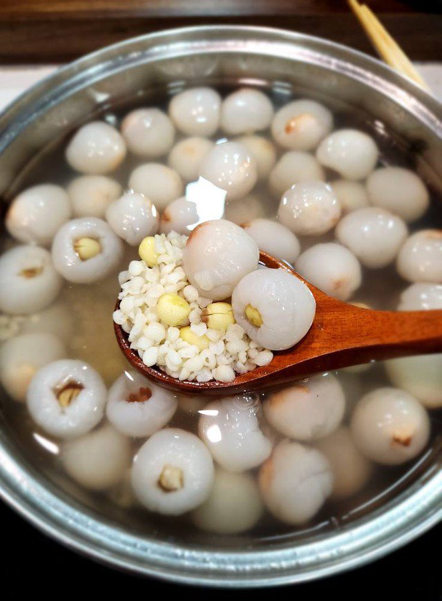 Quả vải chín rộ giá bán 'rẻ như cho', chị em mách nhau cách làm món ngon giải nhiệt lạ miệng ngày hè - 5