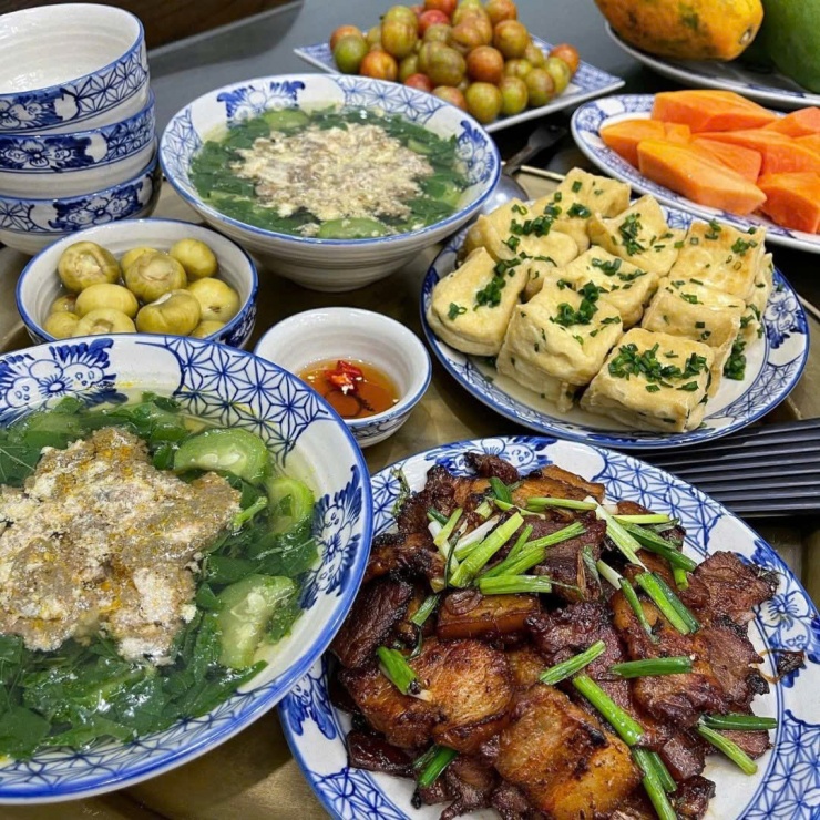 Bữa cơm chiều ấm áp với món thịt rang, đậu chiên, canh cua và cà muối – đúng chuẩn món ăn ngon mỗi ngày của người Việt.