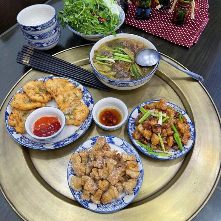 Mâm cơm chiều vừa no vừa vui với chả mực chiên, sụn gà, thịt rang và canh dưa bò chua thanh. Ai bảo món ngon mỗi ngày là phải cầu kỳ?