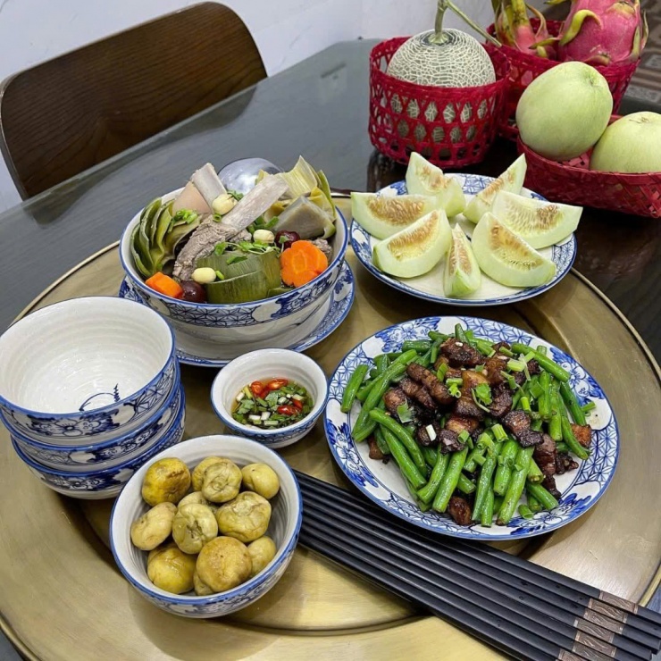 Mâm cơm thanh đạm nhưng chất lượng: Canh hầm củ sen ngọt lành, đỗ xào thịt đưa cơm, cà pháo muối chuẩn vị. Thêm dưa lê tráng miệng nữa là trọn vẹn bữa ăn.