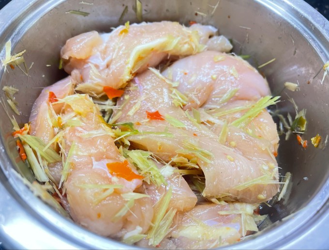 Gỏi mận gà xé hạt điều xốt chua ngọt - 2