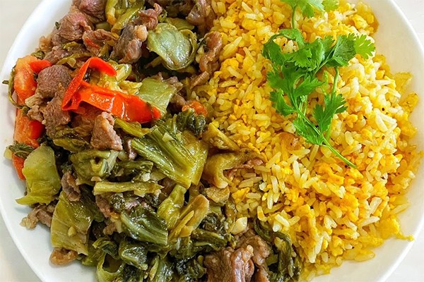 Thành phẩm cơm rang dưa bò thơm nức mũi, chuẩn vị.