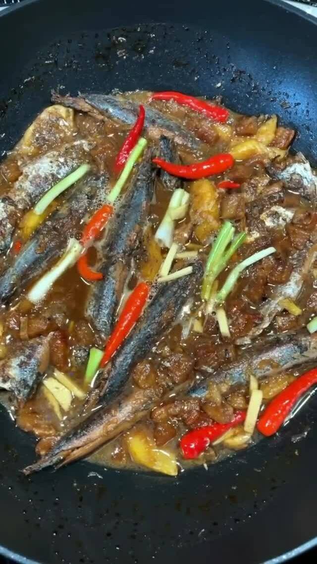 Mâm cơm của Tóc Tiên với cá kho và rau diếp cá độc đáo.