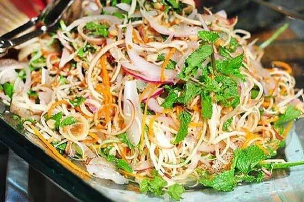 Món gỏi thịt vịt hoa chuối tươi mát.