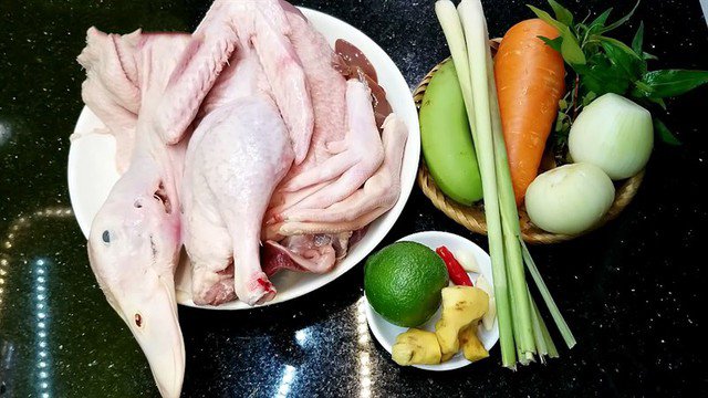 Nguyên liệu làm gỏi vịt rau răm chuối xanh