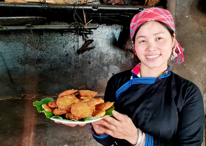 Chị Vàng Thị Thông và món chả sắn đặc sản của Bản Liền. Ảnh: doingoailaocai