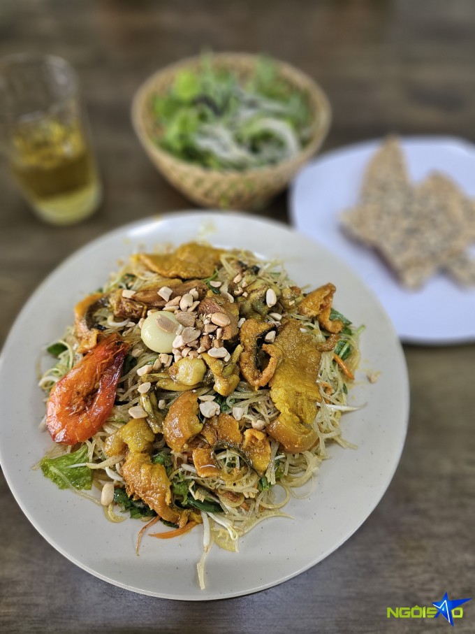 Phở sắn trộn với đa dạng topping