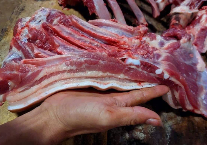 Người dân nên mua thịt lợn ở những địa chỉ tin cậy. Ảnh minh họa: P.T.