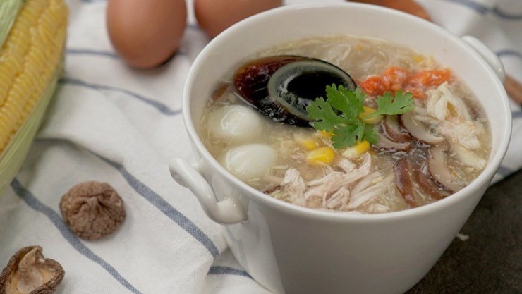Còn gì tuyệt vời hơn khi mỗi sáng được thưởng thức một tô súp nóng hổi với thịt cua ngon ngọt, bắp cùng nấm đông khô dai giòn hoà với vị bùi béo thơm ngon của trứng cút và trứng bắc thảo, trong phần nước súp sóng sánh, đậm đà!
