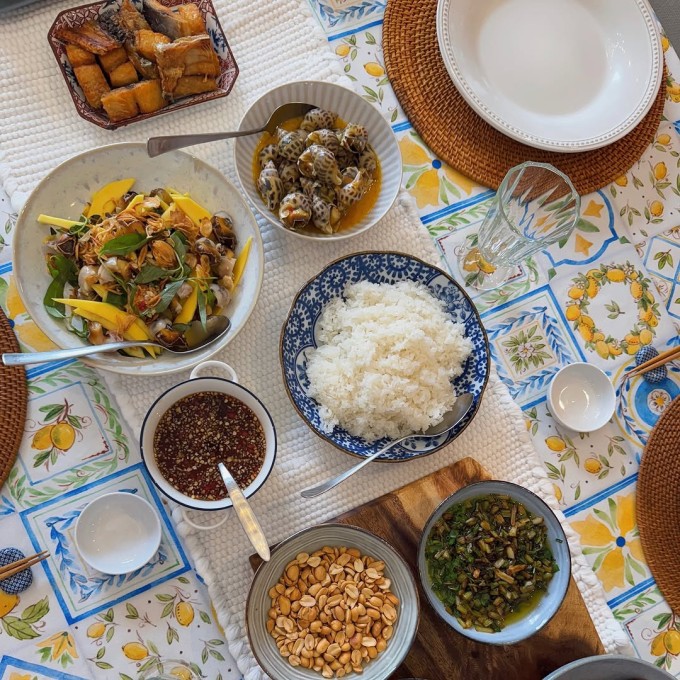 Gỏi xoài ốc hương trên mâm cơm gia đình của nữ diễn viên.