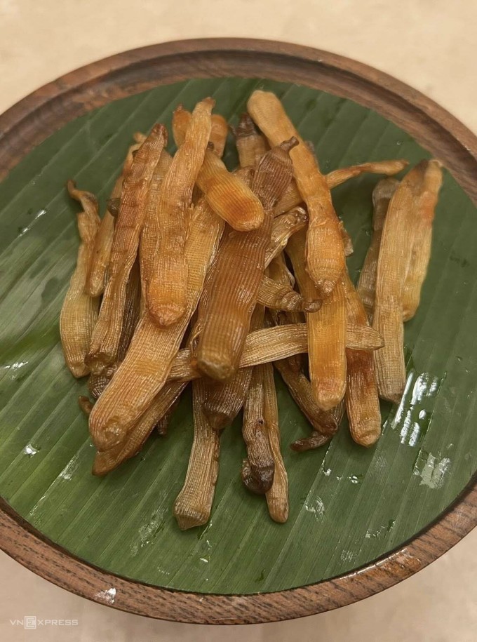 Một đĩa sá sùng nướng 50 gram có giá khoảng 450.000 đồng. Ảnh: Phương Anh