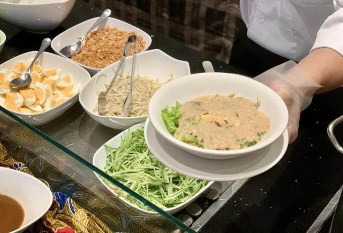 Sarawak laksa được phục vụ ở Lễ hội Du lịch, Nghệ thuật, Văn hóa và Ẩm thực Malaysia 2025 tại Hà Nội hôm 1/8. Món bún sợi to ăn kèm nước dùng cá, kết hợp cốt dừa béo ngậy, phần topping gồm cá xay nhuyễn, trứng luộc, giá đỗ, rau xà lách, dưa leo và hành phi.