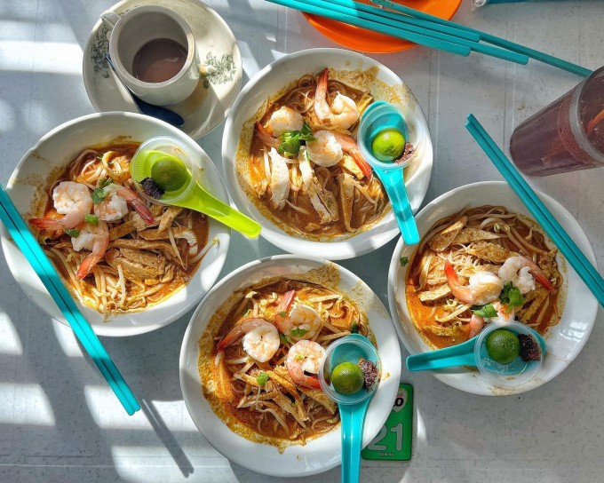 Laksa phổ biến tại Malaysia như bún riêu, phở bò ở Việt Nam. Trong ảnh là món Sarawak laska bán tại Choon Hui Cafe, Kuching, Sarawak, Malaysia. Ảnh: Guan_chua