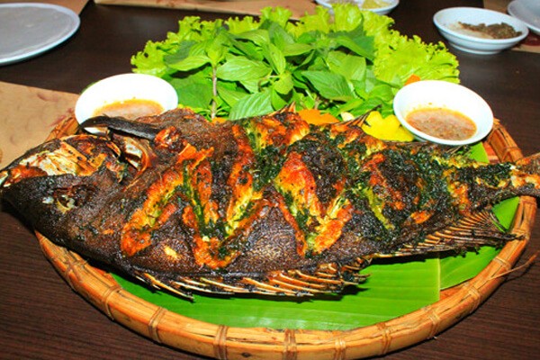Cá chép nướng lá mắc mật