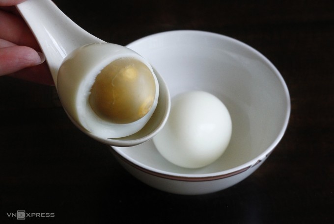 Lớp viền màu xanh xám trong lòng đỏ trứng luộc có thể gây đầy bụng, khó tiêu. Ảnh: Bùi Thủy