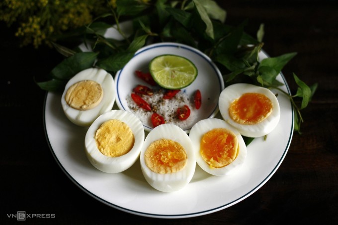 Tùy thuộc thời gian luộc, trứng có độ chín khác nhau. Ảnh: Bùi Thủy