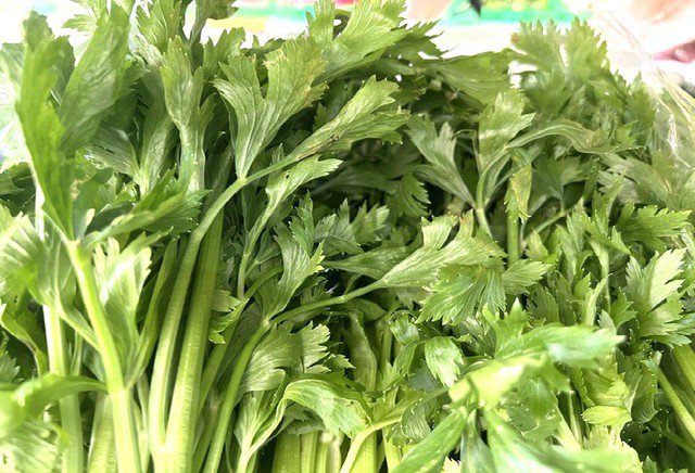 Lá cần tây