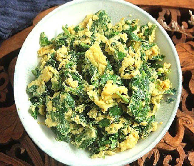 Trứng rán lá cần tây