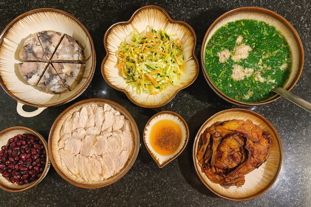 Món ăn ngon trong mâm cơm này có: Canh cua + lạc rang muối + thịt luộc + cá chiên + giò xào + bắp cải muối.