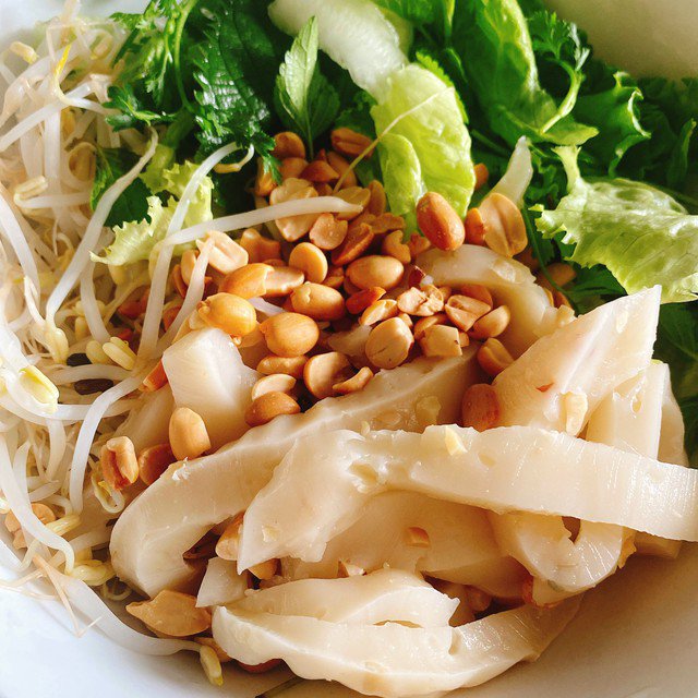 Bánh đúc nộm ăn kèm rau thơm