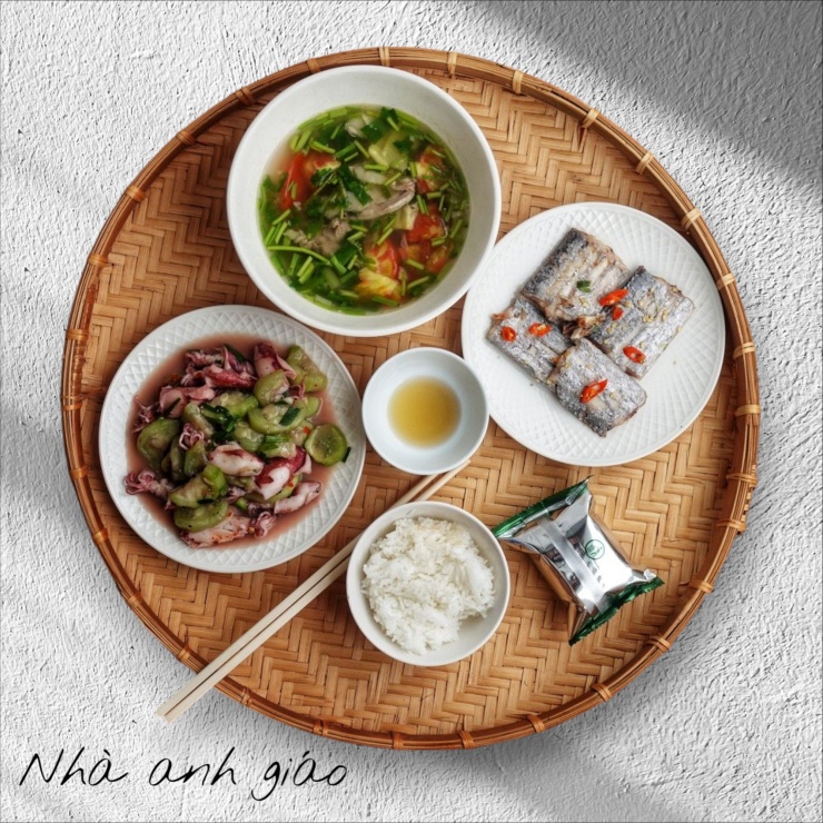 Mâm cơm ngon giúp bữa ăn một mình vẫn ấm áp.