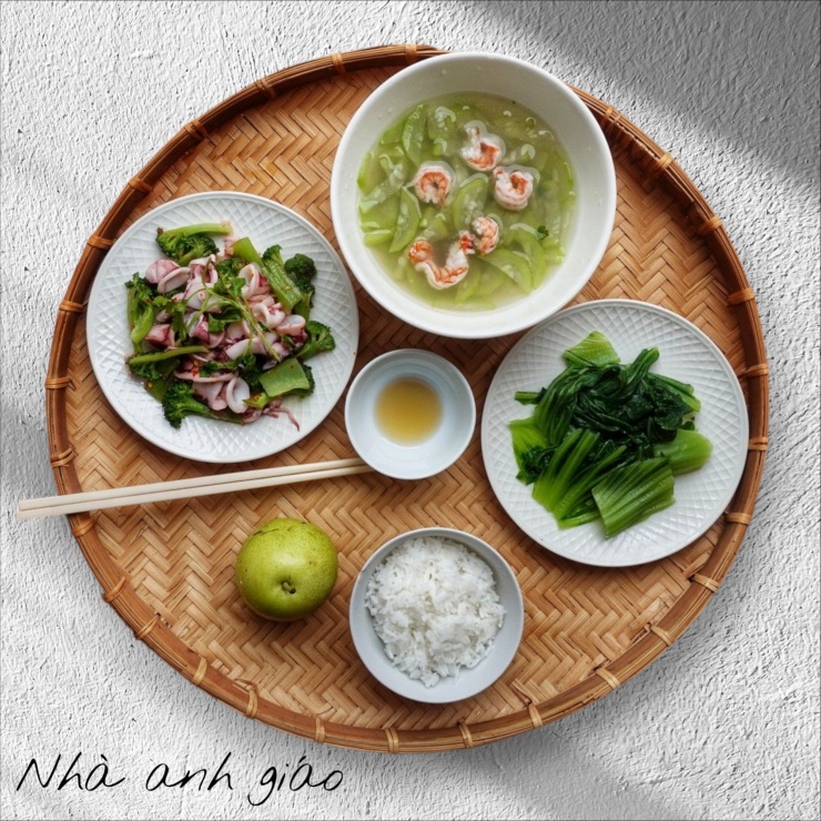 Mâm cơm ngon mùa thu do anh Minh chuẩn bị.