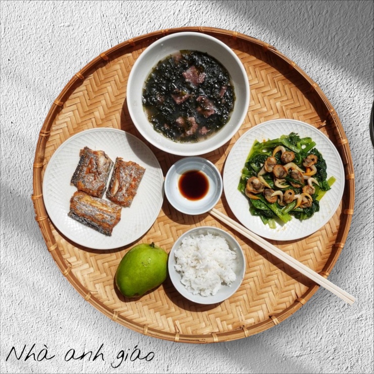 Mâm cơm ngon – niềm vui nhỏ của người sống một mình.