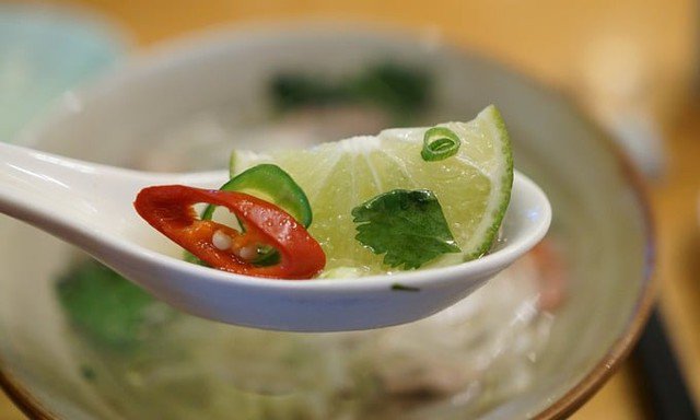 Có Nên Vắt Chanh Khi Ăn Phở? Khám Phá Cách Thưởng Thức Phở Của Người Hà Nội - 3