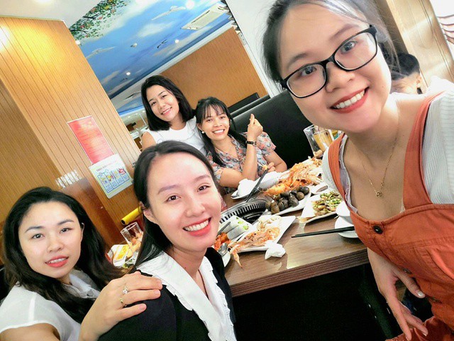 Một nhóm bạn gặp gỡ, ăn uống tại một nhà hàng buffet ở Hà Nội.