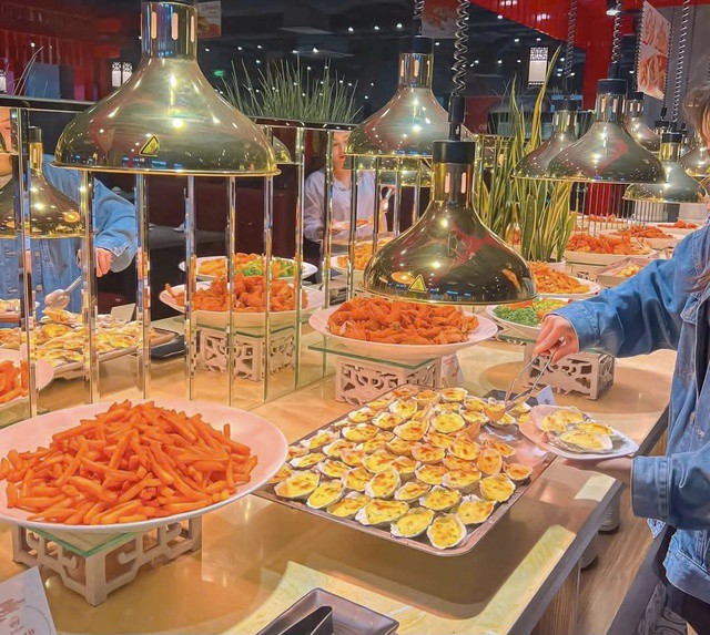 Nhà hàng buffet là địa điểm được nhiều gia đình, bạn bè lựa chọn để hàn huyên, ăn uống trong những ngày lễ.