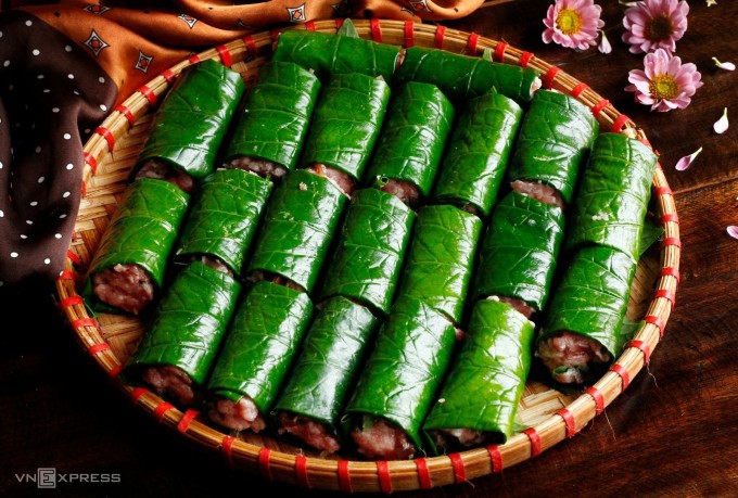 Khi cuốn, nên để mặt bóng của lá lốt ra ngoài. Ảnh: Bùi Thủy
