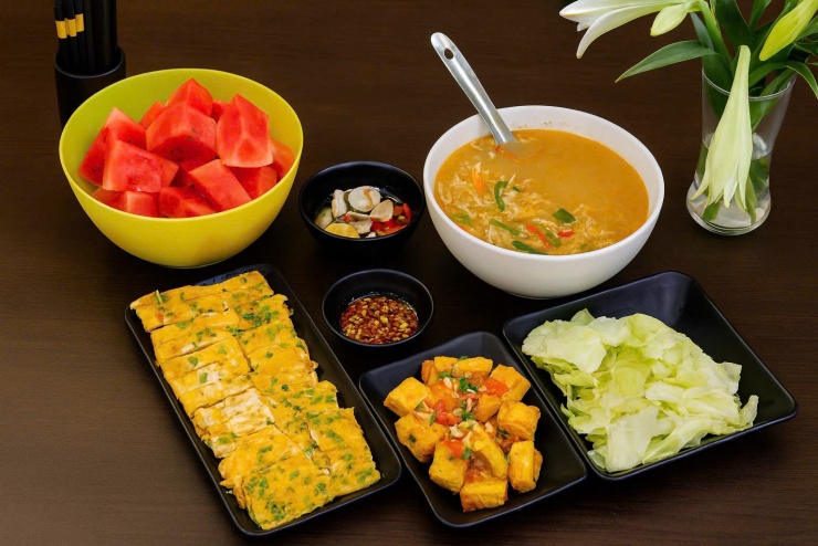 Đậu sốt cà chua + trứng chiên hành lá + rau bắp cải + dưa hấu tráng miệng.