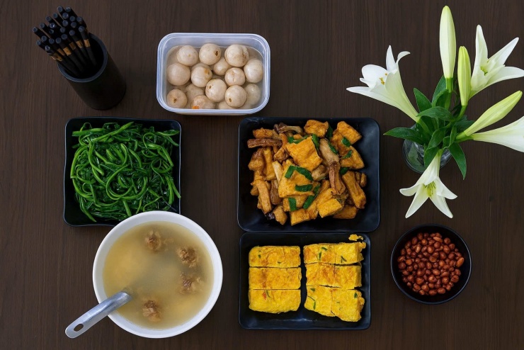 Đậu rang thịt + rau luộc + trứng chiên hành lá + cà muối + lạc rang + nước rau dầm sấu.