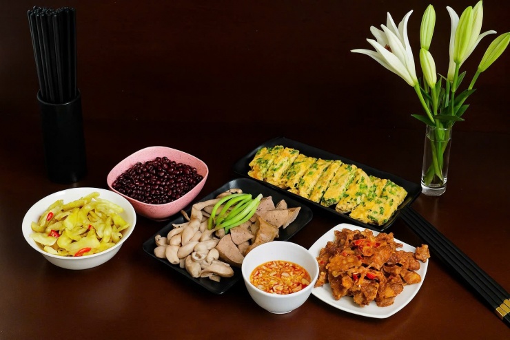 Lòng heo luộc + tóp mỡ chiên + dưa muối + trứng chiên hành lá + lạc rang.