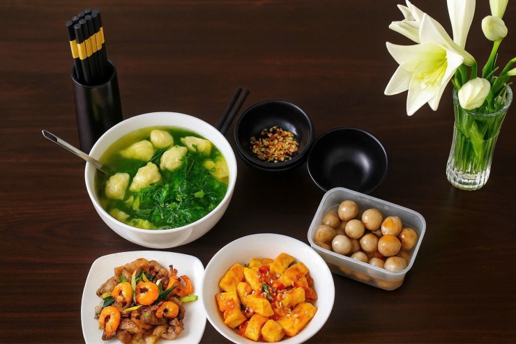 Canh rau nấu mọc + tôm rang thịt + đậu sốt cà chua + cà muối.