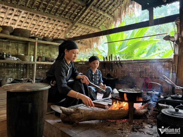 Ẩm thực ở làng Thái Hải hấp dẫn du khách. Ảnh: Linh Trang