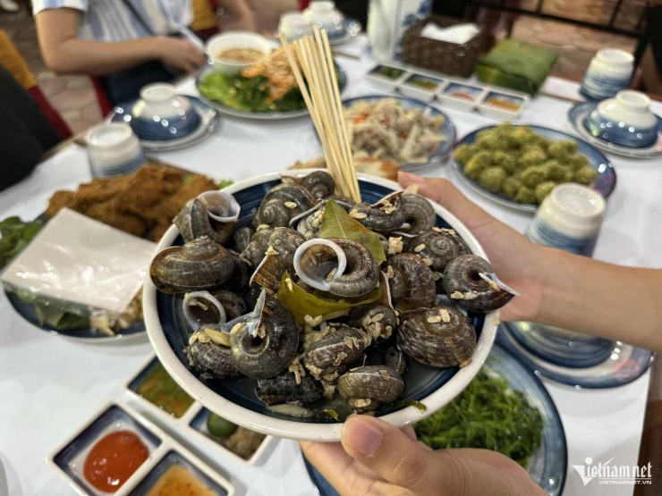 Ốc núi là đặc sản dân dã hút khách vì ăn dai, giòn sần sật, vị thơm đặc trưng. Ảnh: Linh Trang
