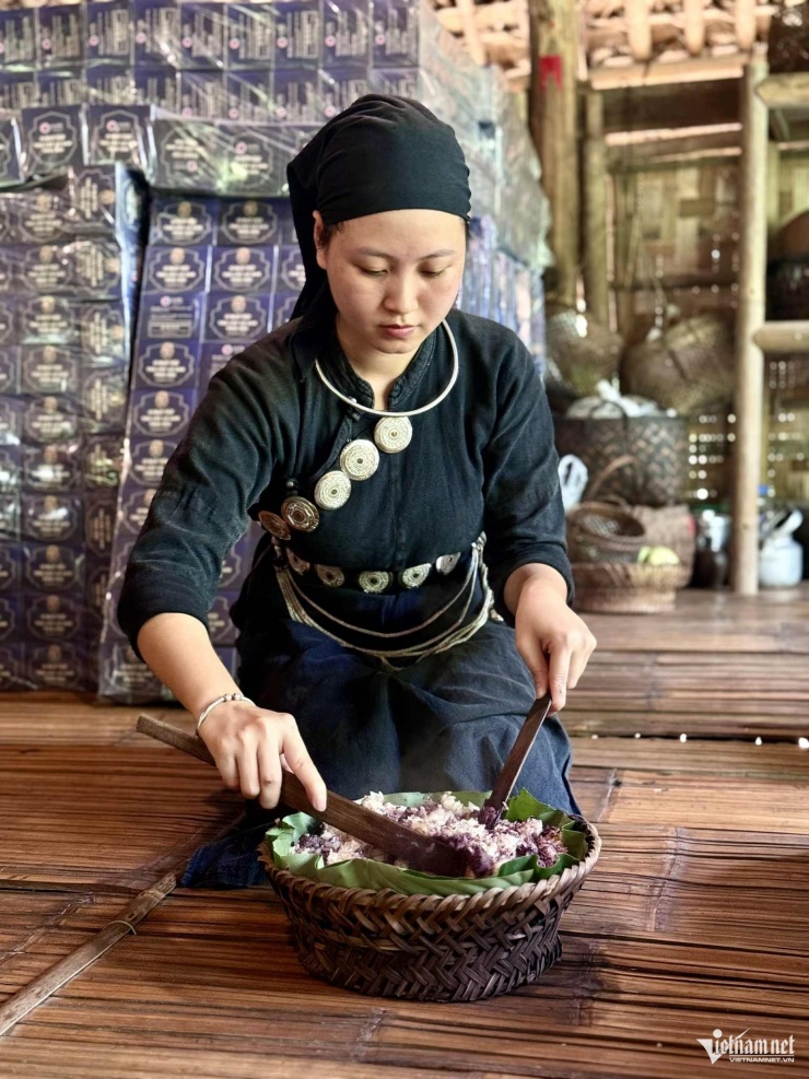 Xôi khi đồ chín sẽ trộn với phần trám bùi béo cho thật đều. Ảnh: Linh Trang