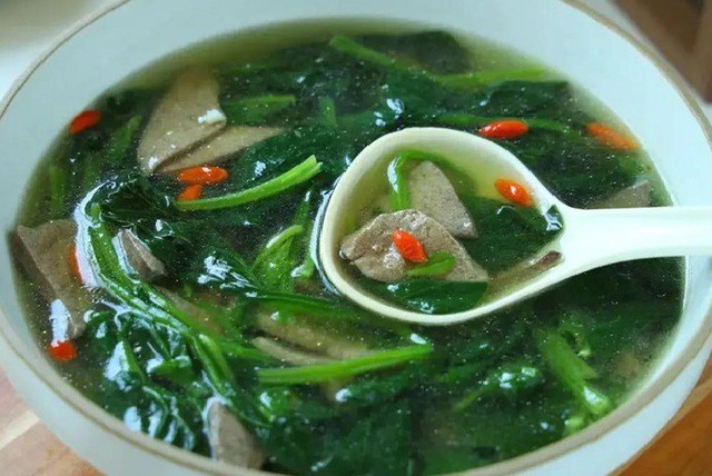 Gan lợn kết hợp với cải bó xôi tạo thành món canh bổ dưỡng