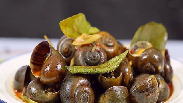 Món ốc luộc lá chanh gừng sả
