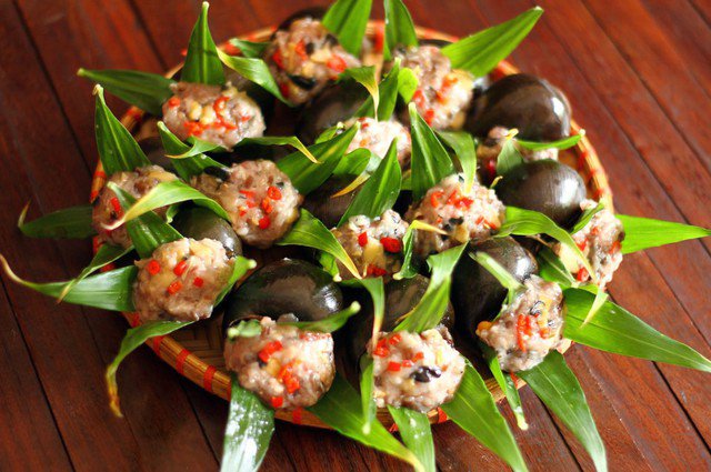 Món ốc nhồi thịt hấp lá gừng